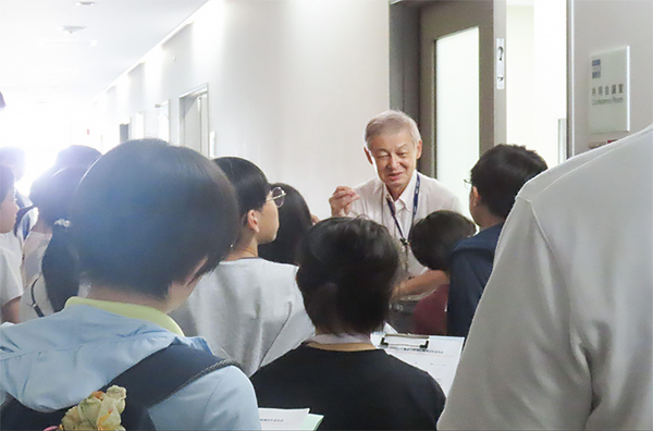 DNA保管庫の前で説明する森崎事務局長
