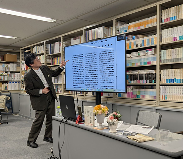 「原子力工業」を読み上げながら