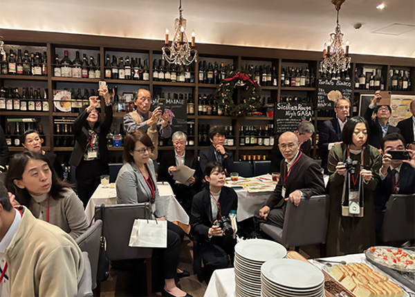 シェフの説明には参加者も総立ち