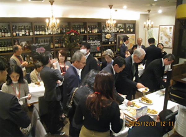 にぎやかな会場